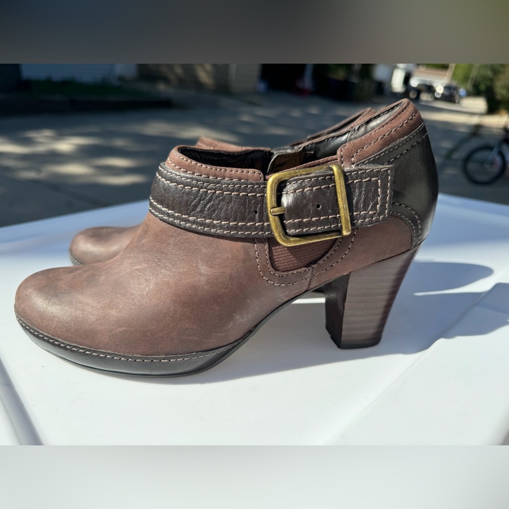 Clarks Brown Leather Heeled Ankle Boots with Buckle size 6 like new